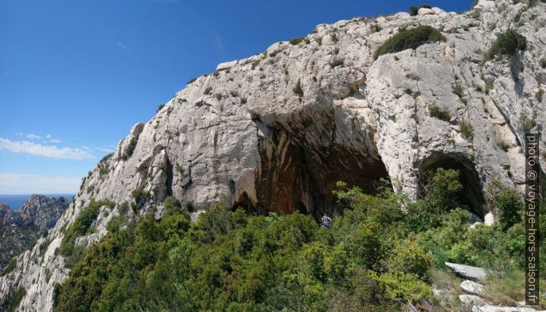 La Grotte de l'Os sous la paroi rocheuse. Photo © André M. Winter