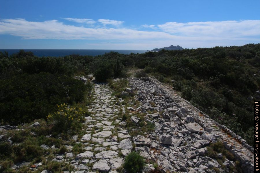 Vestiges de l'ancienne vigie au nord du Cap Morgiou. Photo © André M. Winter