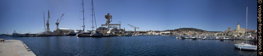 Panorama du chantier naval et de la ville de la Ciotat. Photo © André M. Winter