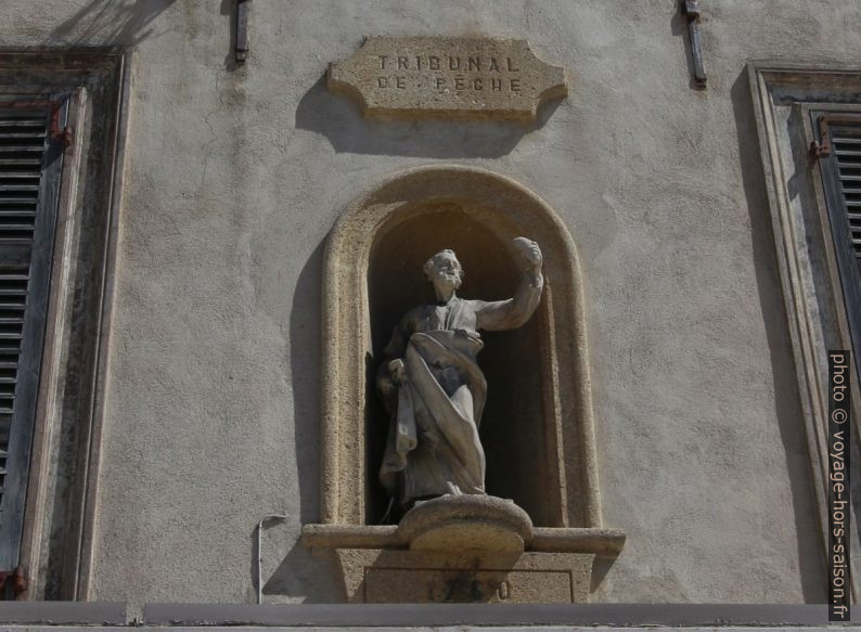 Statue du Tribunal de Pêche de 1760. Photo © André M. Winter