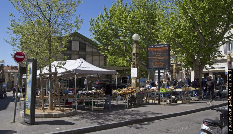 Marché des producteurs déplacés sur la Place Evariste Gras. Photo © André M. Winter