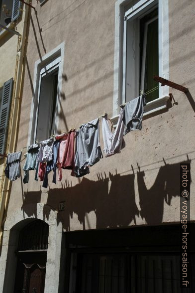 Linge à sécher dans le centre-ville de la Ciotat. Photo © Alex Medwedeff