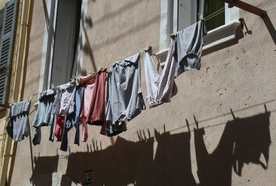 Linge à sécher dans le centre-ville de la Ciotat. Photo © Alex Medwedeff