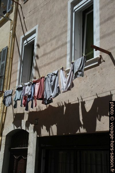 Linge à sécher dans le centre-ville de la Ciotat. Photo © Alex Medwedeff