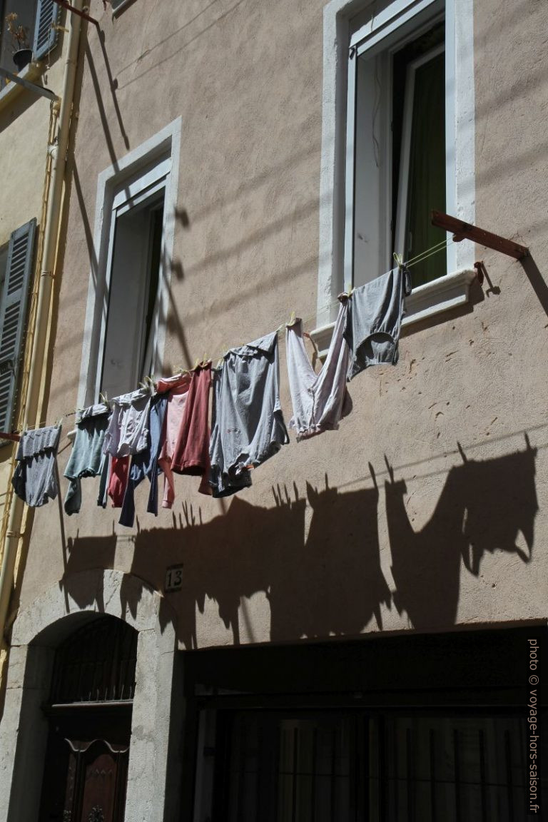 Linge à sécher dans le centre-ville de la Ciotat. Photo © Alex Medwedeff