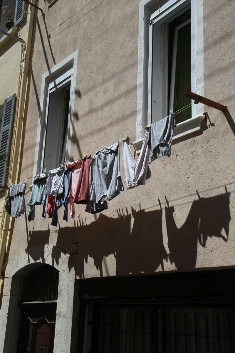 Linge à sécher dans le centre-ville de la Ciotat. Photo © Alex Medwedeff