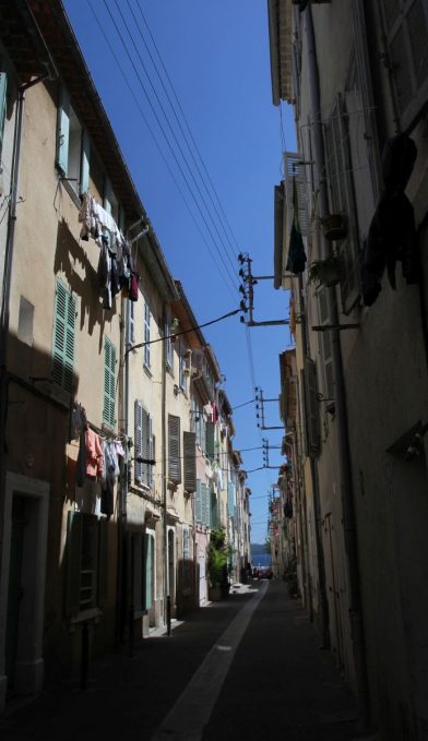 Rue Victor Arnaud. Photo © Alex Medwedeff