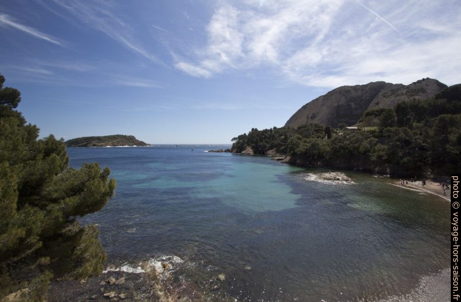 Anse du Grand Mugel, l'Île Verte et les Secs. Photo © André M. Winter
