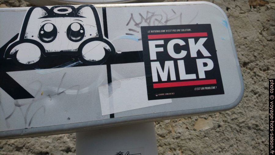 Étiquette FCK MLP. Photo © André M. Winter