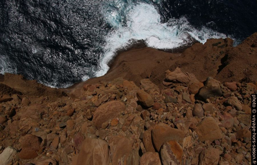 Vue verticale par-dessus la paroi de poudingue vers la mer. Photo © André M. Winter