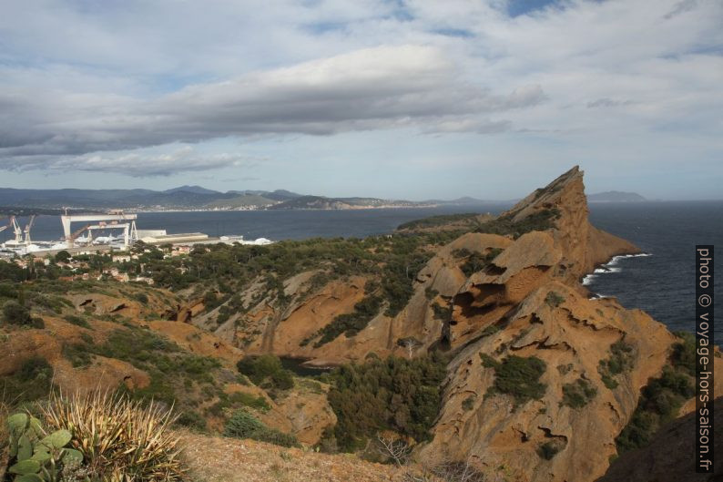 Le port de la Ciotat et les Secs. Photo © Alex Medwedeff