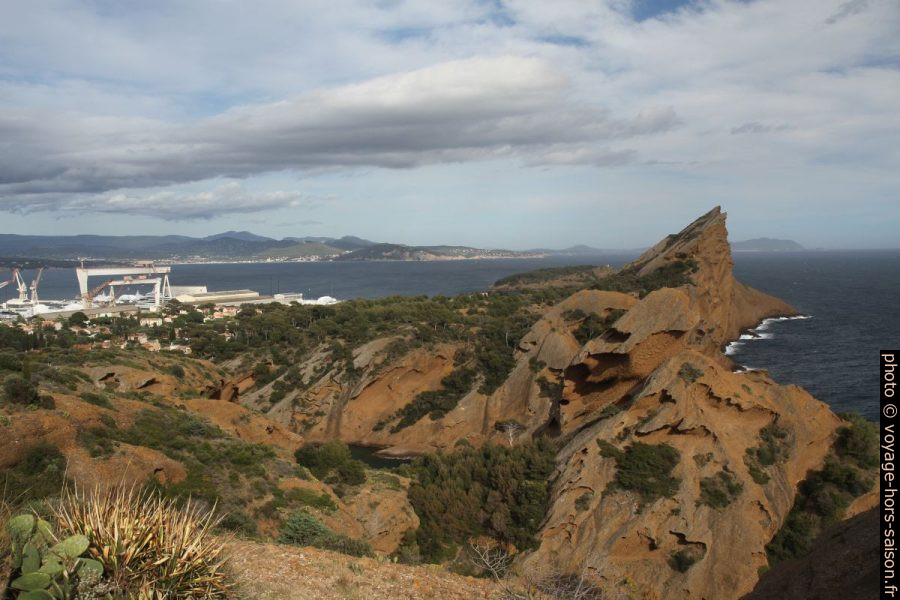 Le port de la Ciotat et les Secs. Photo © Alex Medwedeff