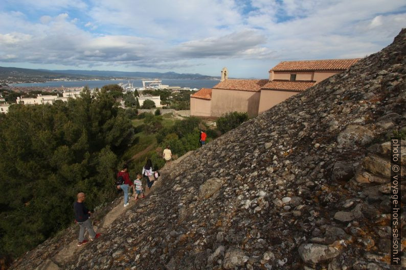 Chemin derrière la Chapelle ND de la Garde. Photo © André M. Winter