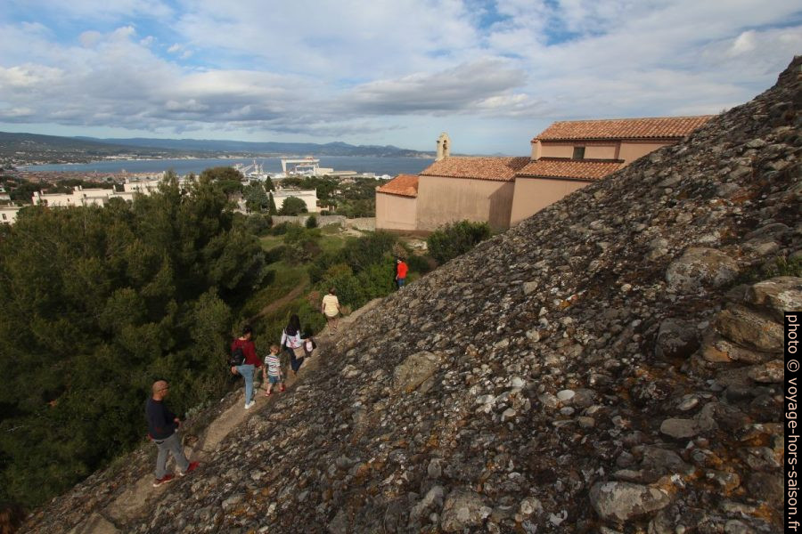 Chemin derrière la Chapelle ND de la Garde. Photo © André M. Winter