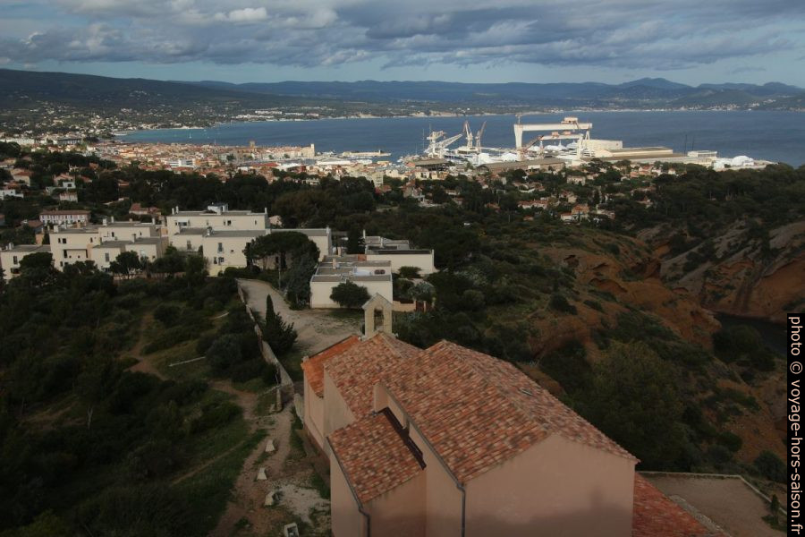 La Ciotat, son port et la Chapelle Notre-Dame de la Garde. Photo © André M. Winter