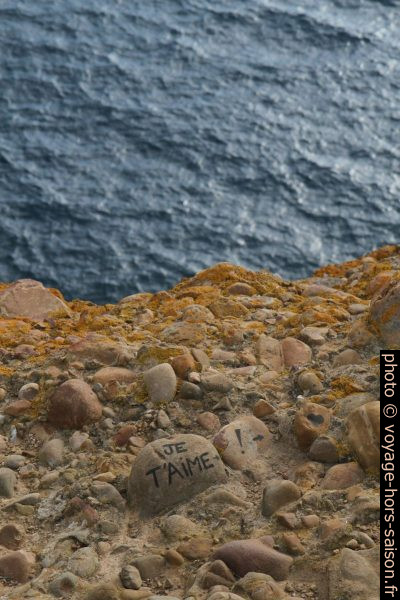 «Je t'aime !» écrit sur un galet dans la poudingue. Photo © Alex Medwedeff