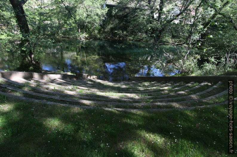 Petit amphithéâtre au bord du Caramy. Photo © André M. Winter