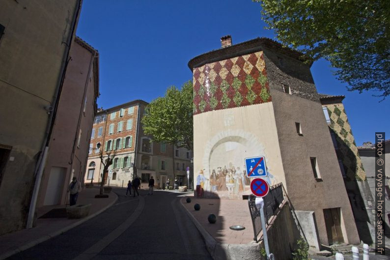 Maisons recouvertes d'«écailles» en terre cuite vernissée. Photo © André M. Winter