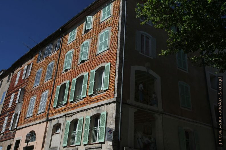 Maisons recouvertes d'«écailles» en terre cuite vernissée. Photo © Alex Medwedeff