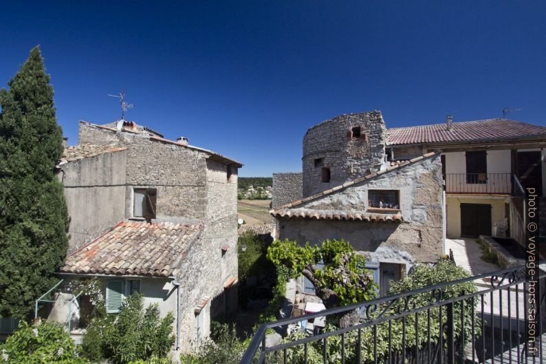 Maisons autour du château de Carcès. Photo © André M. Winter