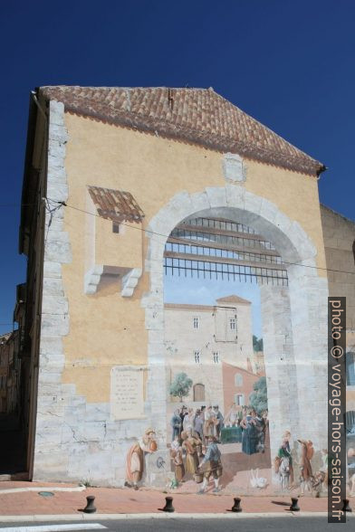 Façade peinte à l'entrée de Carcès. Photo © Alex Medwedeff