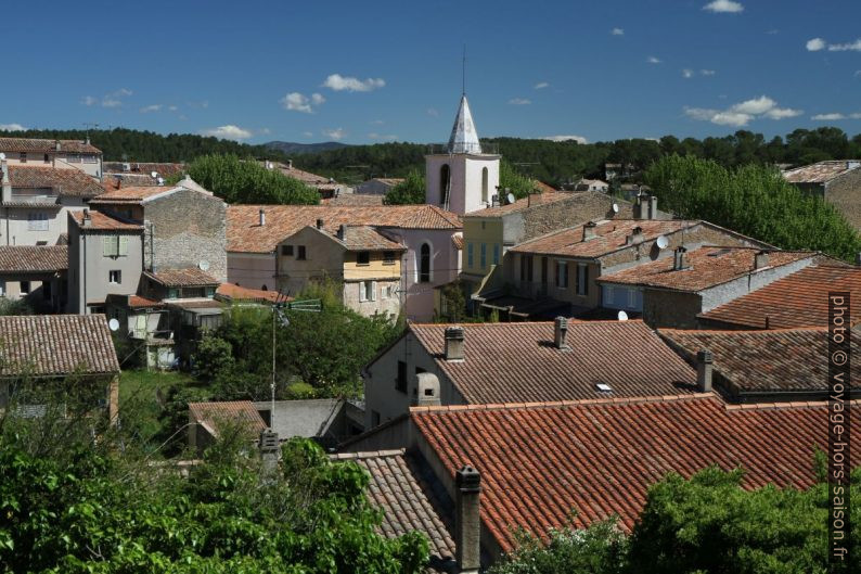 Centre de Carcès vu du canal. Photo © Alex Medwedeff