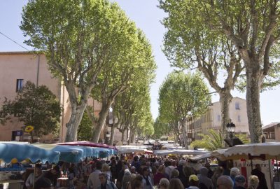 Le Marché de Lorgues sous les platanes du Cours de la République. Photo © André M. Winter