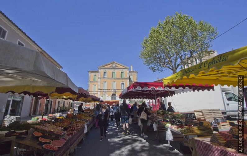 Marché de Lorgues sur la Place d'Entrechaux. Photo © André M. Winter