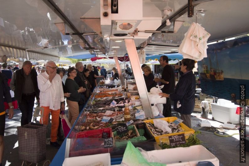 Poissonnier au marché de Lorgues. Photo © André M. Winter