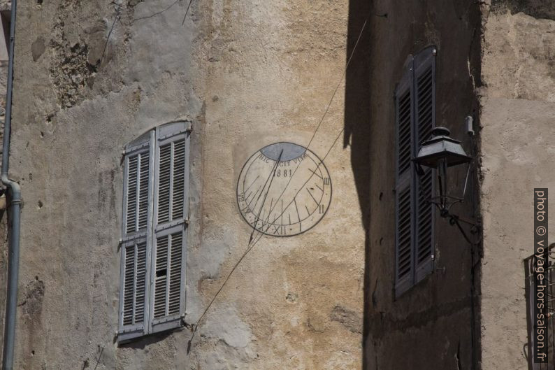 Cadran solaire sur une vieille façade. Photo © André M. Winter