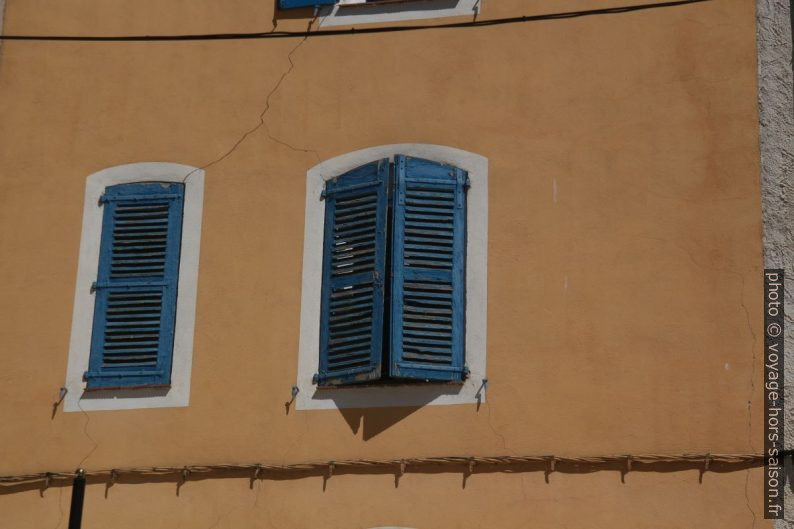 Volets bleus sur façade orange. Photo © André M. Winter