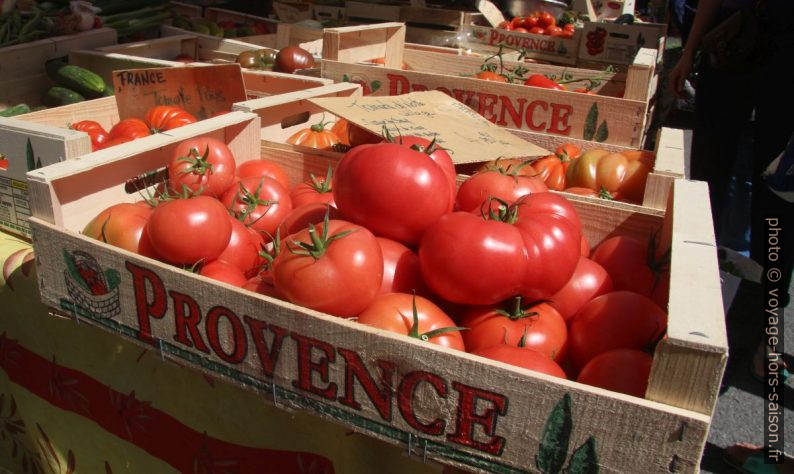 Tomates de Provence au marché de Lorgues. Photo © André M. Winter