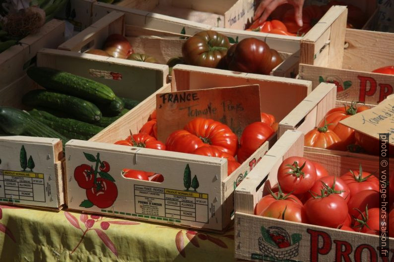 Tomates et concombres au marché dans l'Avenue de Toulon. Photo © André M. Winter