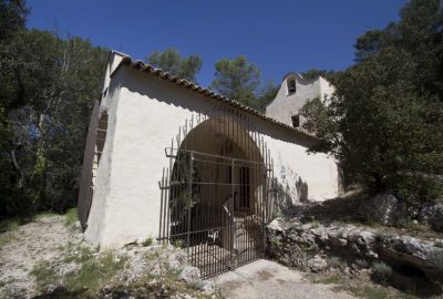 Grand porche de la Chapelle Notre-Dame de Benva. Photo © André M. Winter