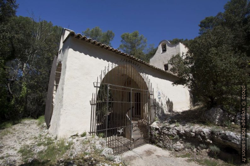 Grand porche de la Chapelle Notre-Dame de Benva. Photo © André M. Winter