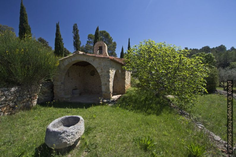 Chapelle du Défens de la Buissière et son porche provençal. Photo © André M. Winter