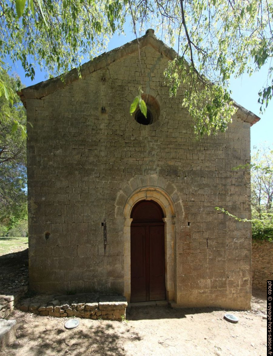 Façade ouest et porte de la Chapelle Notre-Dame de l'Aube. Photo © André M. Winter