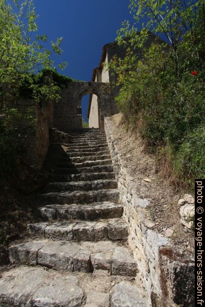 Escalier de la route à la Chapelle ND de l'Aube. Photo © André M. Winter