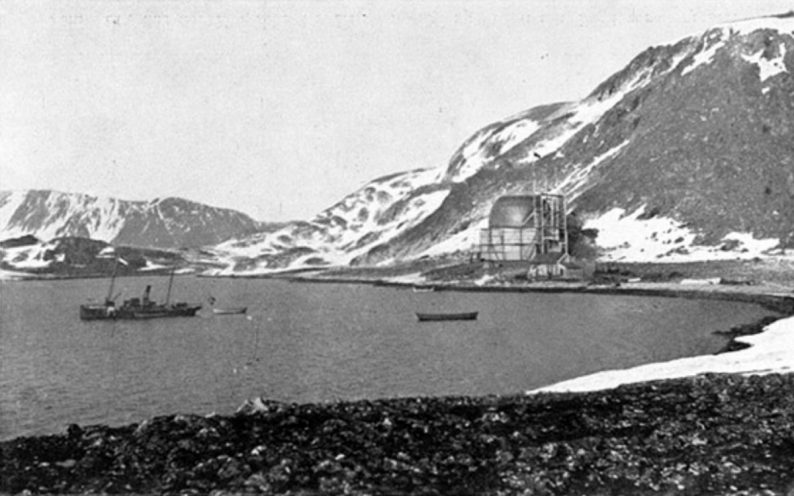 Base et hangar de l’aéronef à Danskøya