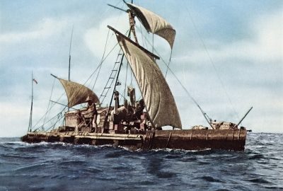 Carte postale en couleur du Kon-tiki. Photo Wikimedia CCSA2 Nasjonalbiblioteket