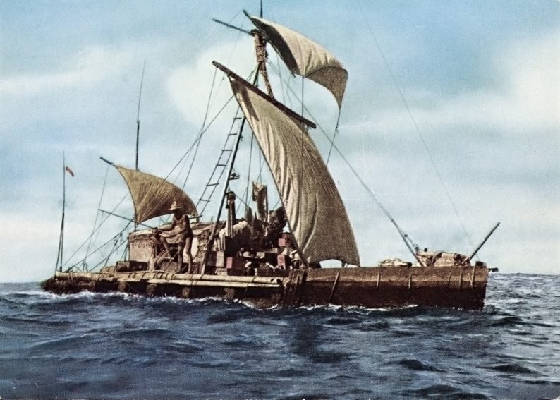 Carte postale en couleur du Kon-tiki. Photo Wikimedia CCSA2 Nasjonalbiblioteket