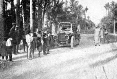 L’automobile dans la Palmeraie d’Elche dans la région de València