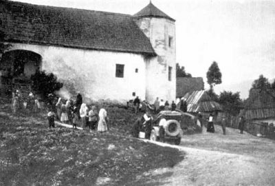 La décapotable devant le Château de Saint-Ivany en Hongrie (aujourd’hui en Slovaquie)