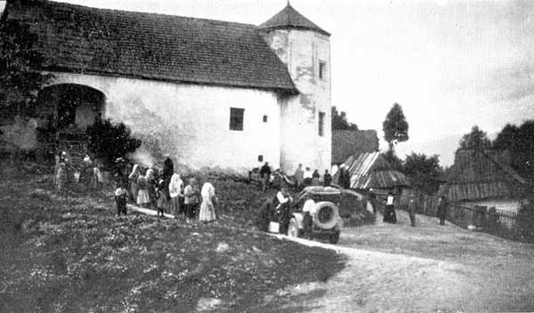 La décapotable devant le Château de Saint-Ivany en Hongrie (aujourd’hui en Slovaquie)