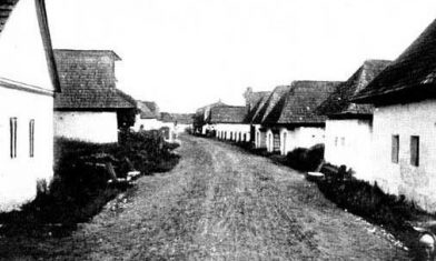 Maisons du village hongrois de Turan (aujourd’hui Turany en Slovaquie)