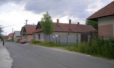 Une rue à Turany en 2008. Photo Wikimedia CCSA4 Szeder László