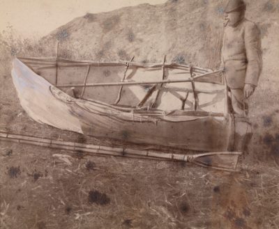 Canot de toile construit avec du matériel de récupération pour rejoindre Godthåb sur la côte ouest