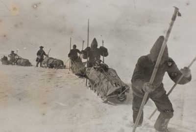 Nansen et ses co-équipiers tirent des traîneaux sur l’inlandsis