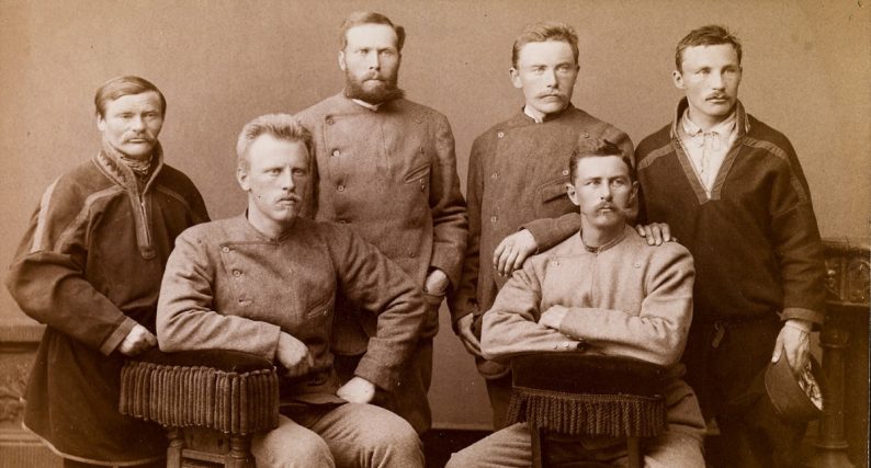 Equipe de la traversée du Groenland avec Fridjof Nansen, il est le deuxième de gauche