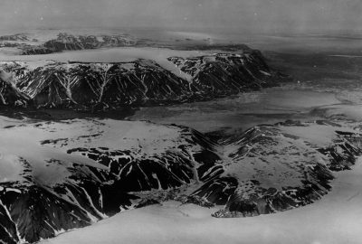 Au fond au centre se trouve Gråhuken (Andrée Land)